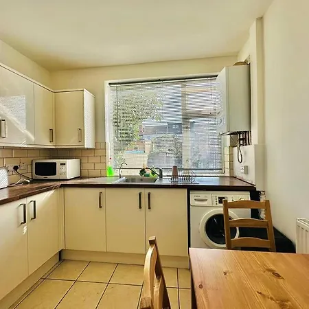 Spacious Lovely 4 Bedroom House Holiday home Ilford