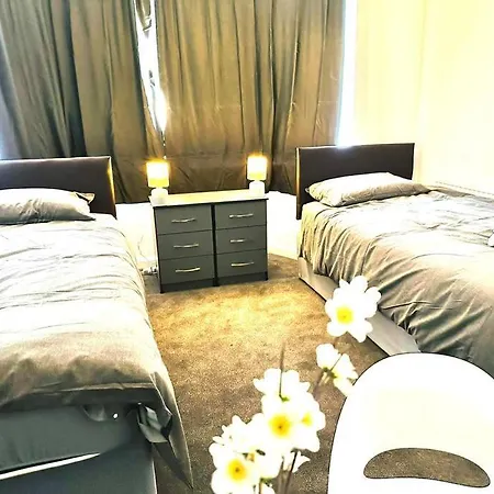 Holiday home Spacious Lovely 4 Bedroom House *