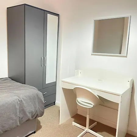 Spacious Lovely 4 Bedroom House * Ilford