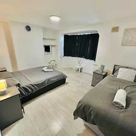 Spacious Lovely 4 Bedroom House Ilford