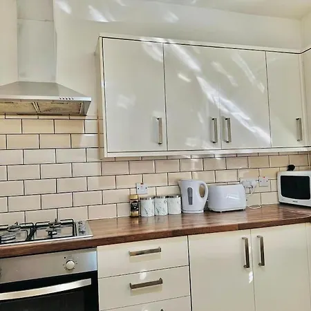 Spacious Lovely 4 Bedroom House * Ilford