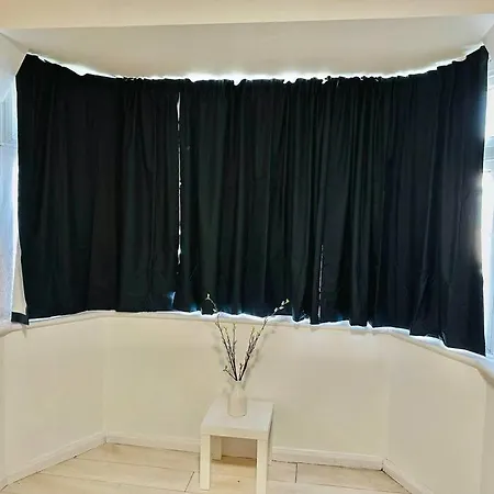 Spacious Lovely 4 Bedroom House Holiday home Ilford