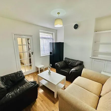 Spacious Lovely 4 Bedroom House Holiday home *