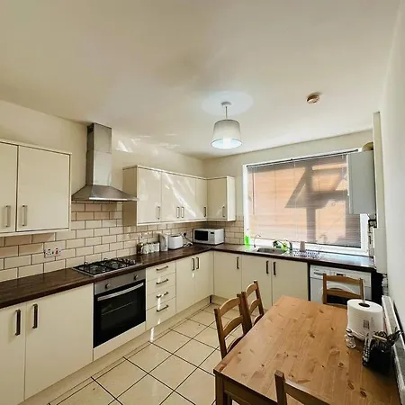Spacious Lovely 4 Bedroom House Holiday home