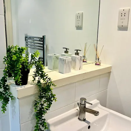 Apartment Canary Luxury Modern 1 Bedroom London