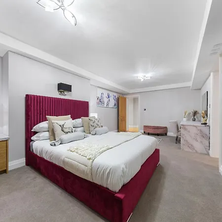 Ultra Massive House By Hyde Park Apartment