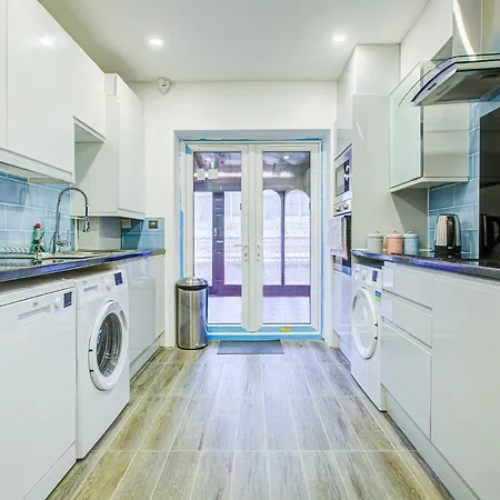 6 - 7 Beds-sleeps 12-elizabeth Line-free Parking Romford