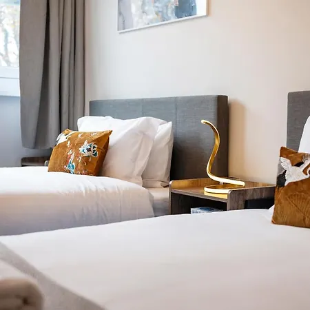 Lovely 4 Bedroom Flat In Wandsworth- Apartment
