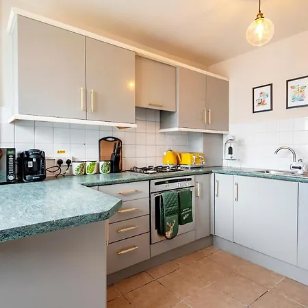Lovely 4 Bedroom Flat In Wandsworth- London
