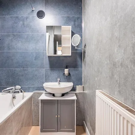 Lovely 4 Bedroom Flat In Wandsworth- *