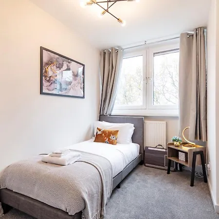 Lovely 4 Bedroom Flat In Wandsworth- Apartment