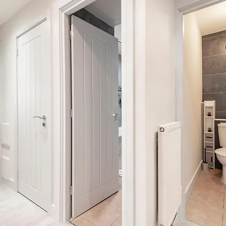 Lovely 4 Bedroom Flat In Wandsworth- *