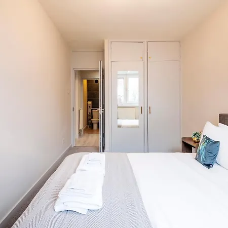 Lovely 4 Bedroom Flat In Wandsworth- Apartment *
