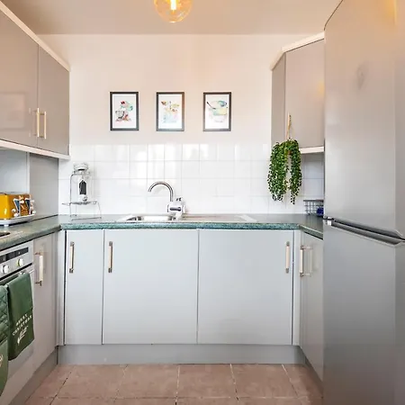 Lovely 4 Bedroom Flat In Wandsworth-