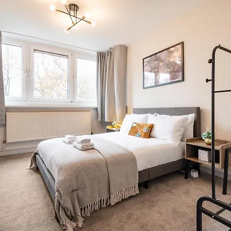 Lovely 4 Bedroom Flat In Wandsworth- Apartment London