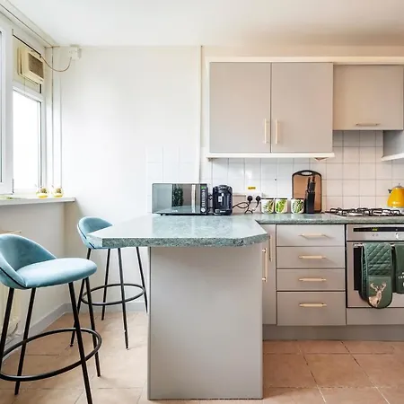 Lovely 4 Bedroom Flat In Wandsworth- Apartment London