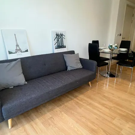 Canary Luxury Modern 1 Bedroom Apartment London