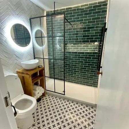 Pretty Fancy Staycation - South East London / Kent Apartment *