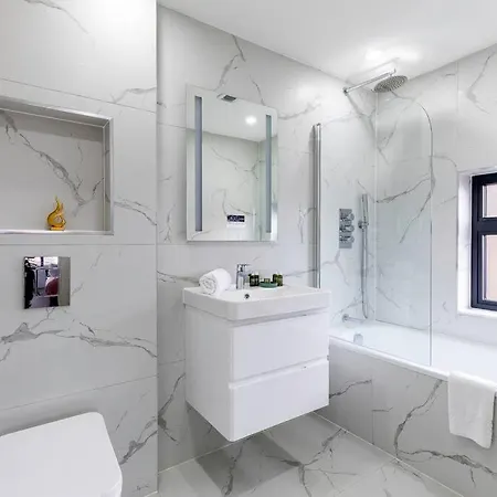 4bed 11 Occupancy Large Flat Elizabeth Line West Flat Free Parking Lägenhet London