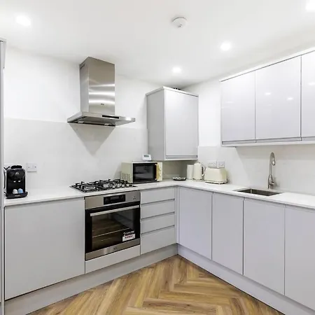 4bed 11 Occupancy Large Flat Elizabeth Line West Flat Free Parking Lägenhet
