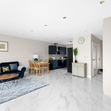 Holiday home Stylish Sparkling Brand New 3 Bed House Hounslow