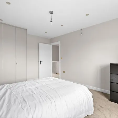 Stylish Sparkling Brand New 3 Bed House Hounslow