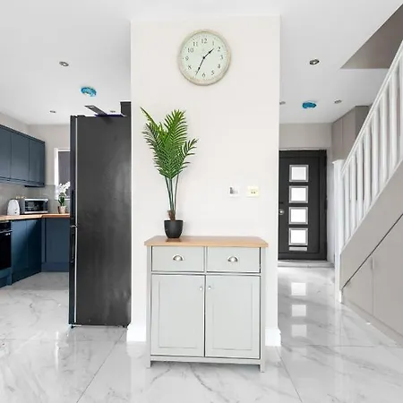 Holiday home Stylish Sparkling Brand New 3 Bed House *