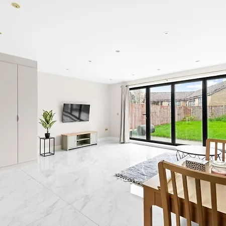 Holiday home Stylish Sparkling Brand New 3 Bed House