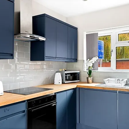 Stylish Sparkling Brand New 3 Bed House Holiday home Hounslow