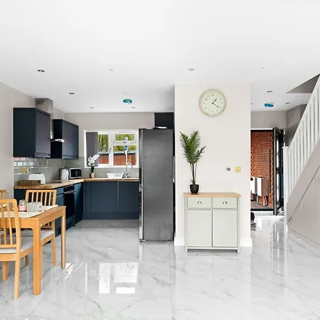 Holiday home Stylish Sparkling Brand New 3 Bed House