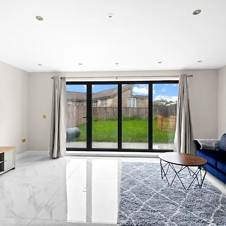 Stylish Sparkling Brand New 3 Bed House * Hounslow