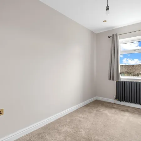 Stylish Sparkling Brand New 3 Bed House Hounslow