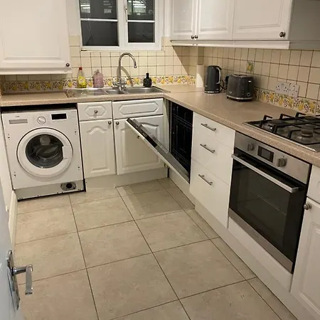 Superb 2 Bedrooms Broadway Next To Tube & Buses Apartment