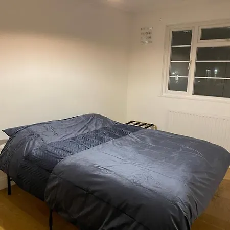 Superb 2 Bedrooms Broadway Next To Tube & Buses * Ealing