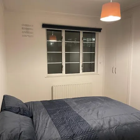 Superb 2 Bedrooms Broadway Next To Tube & Buses *