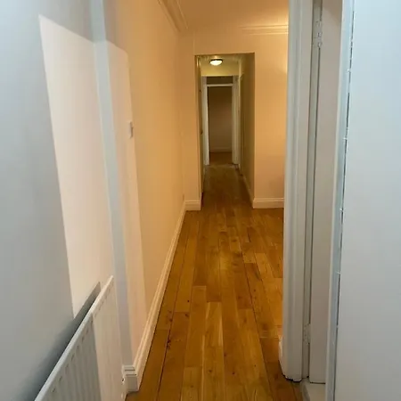 Superb 2 Bedrooms Broadway Next To Tube & Buses * Ealing