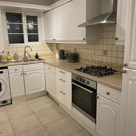 Superb 2 Bedrooms Broadway Next To Tube & Buses Apartment Ealing