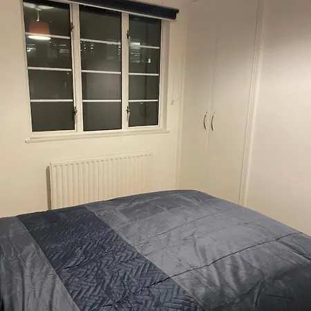 Superb 2 Bedrooms Broadway Next To Tube & Buses Apartment