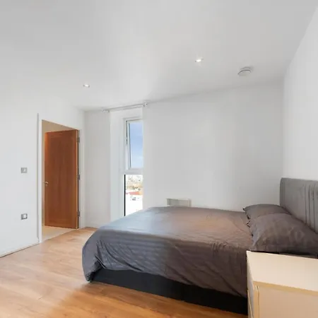 Excel 3 Bedroom Near City Airport And O2 Arena Londyn