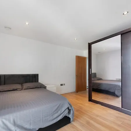 Excel 3 Bedroom Near City Airport And O2 Arena Londyn