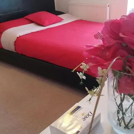 Excel Stunning 3 Bedrooms Apartment