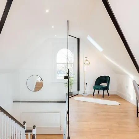 Spacious & Modern Two Bedroom In Catford, London Apartment