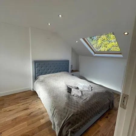A Beautiful Terraced House In Central Holiday home London