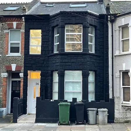 A Beautiful Terraced House In Central *