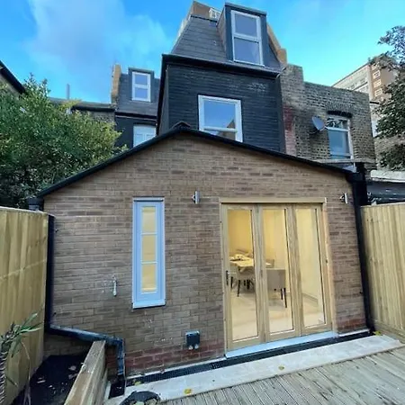 A Beautiful Terraced House In Central Holiday home London