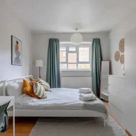 Cosy 4bd Flat Wprivate Balcony - Nine Elms! * London