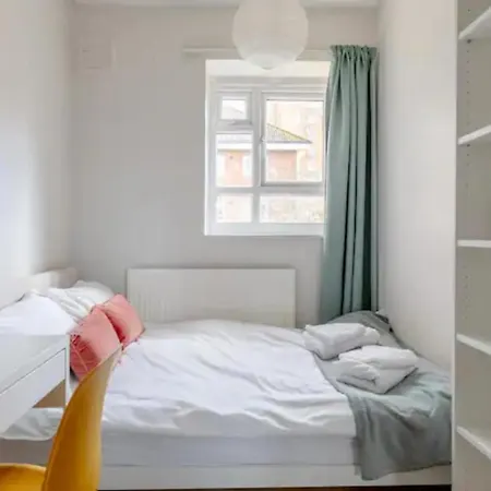 Apartment Cosy 4bd Flat Wprivate Balcony - Nine Elms!