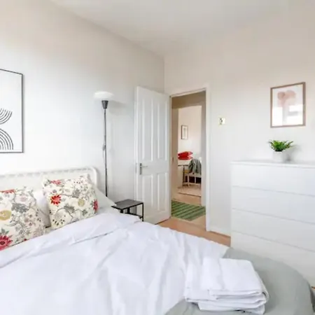Apartment Cosy 4bd Flat Wprivate Balcony - Nine Elms! *