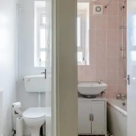Apartment Cosy 4bd Flat Wprivate Balcony - Nine Elms!