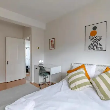 Cosy 4bd Flat Wprivate Balcony - Nine Elms!